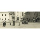 Utcakép, Rozsnyó, Felvidék, magyar felirat, autó, templom, helytörténet, 1940, 1940-es évek, Eredeti fotó, kartonra ragasztott papírkép.   