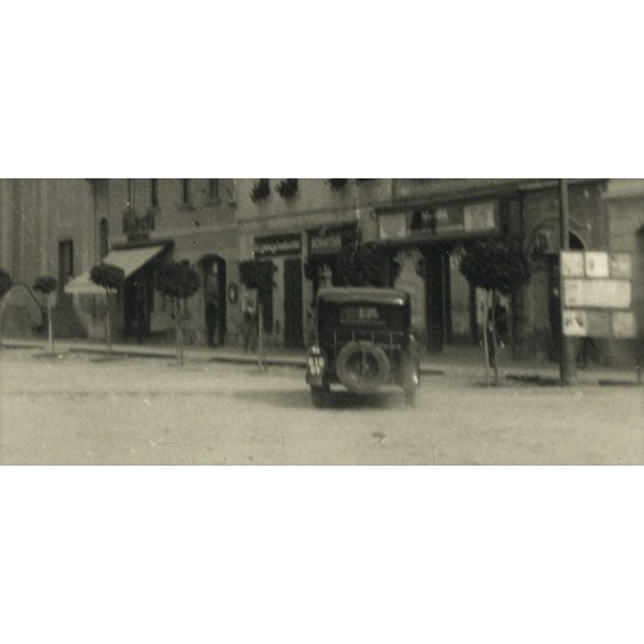 Utcakép, Rozsnyó, Felvidék, magyar felirat, autó, templom, helytörténet, 1940, 1940-es évek, Eredeti fotó, kartonra ragasztott papírkép.   