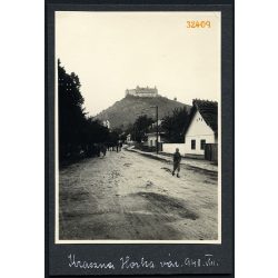   Utcakép a várral, Krasznahorkaváralja, Felvidék, vár, kastély, helytörténet, 1940, 1940-es évek, Eredeti fotó, kartonra ragasztott papírkép.   