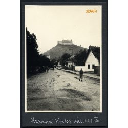   Utcakép a várral, Krasznahorkaváralja, Felvidék, vár, kastély, helytörténet, 1940, 1940-es évek, Eredeti fotó, kartonra ragasztott papírkép.   