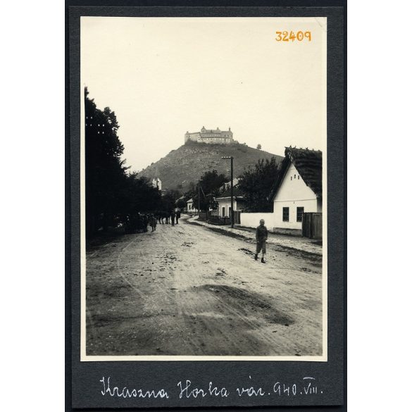 Utcakép a várral, Krasznahorkaváralja, Felvidék, vár, kastély, helytörténet, 1940, 1940-es évek, Eredeti fotó, kartonra ragasztott papírkép.   