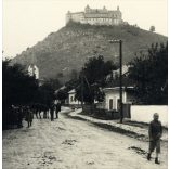 Utcakép a várral, Krasznahorkaváralja, Felvidék, vár, kastély, helytörténet, 1940, 1940-es évek, Eredeti fotó, kartonra ragasztott papírkép.   