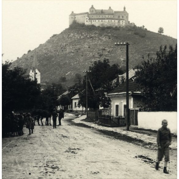 Utcakép a várral, Krasznahorkaváralja, Felvidék, vár, kastély, helytörténet, 1940, 1940-es évek, Eredeti fotó, kartonra ragasztott papírkép.   