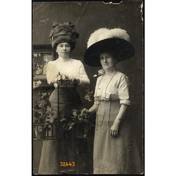 Békés Jenő műterme, Arad, Erdély, elegáns hölgyek, testvérek különös kalapban, 1900-as évek. Eredeti mélynyomóval jelzett fotó, papírkép törésnyommal, felső éle hiányos.  