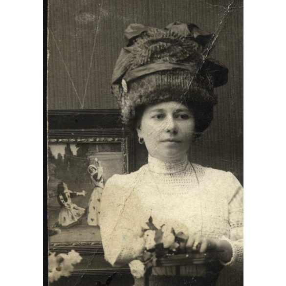 Békés Jenő műterme, Arad, Erdély, elegáns hölgyek, testvérek különös kalapban, 1900-as évek. Eredeti mélynyomóval jelzett fotó, papírkép törésnyommal, felső éle hiányos.  
