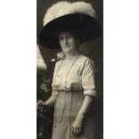 Békés Jenő műterme, Arad, Erdély, elegáns hölgyek, testvérek különös kalapban, 1900-as évek. Eredeti mélynyomóval jelzett fotó, papírkép törésnyommal, felső éle hiányos.  