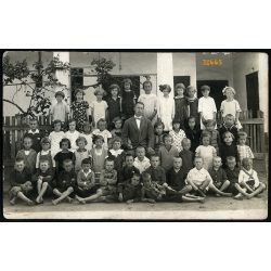   Hargita műterem, Gyoma,  elemi iskola, tanító úr diákjaival, csoportkép, Békés megye, helytörténet, 1928 (?), 1920-as évek, Eredeti fotó, pecséttel jelzett papírkép. 