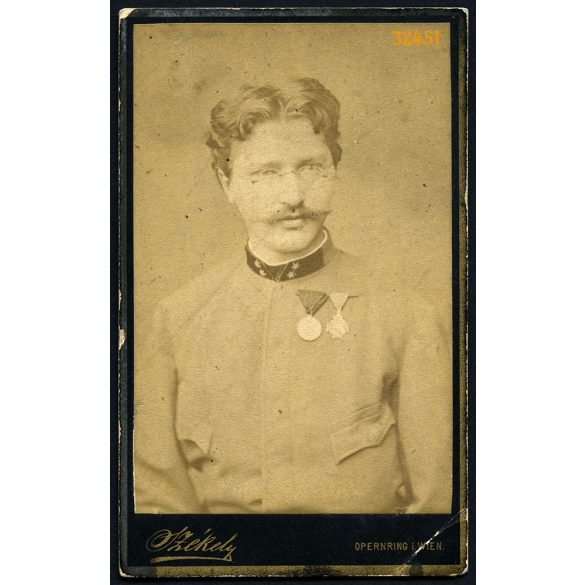 Dr. Székely műterem, Bécs, Ausztria, K.u.K. katona egyenruhában, érdemrend, szemüveg, bajusz, 1880-as évek, Eredeti CDV, vizitkártya fotó.  