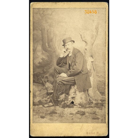 Bayer műterem, Pécs, elegáns úr szivarral, kalap, sétapálca, különös háttér, 1860-es évek, Eredeti CDV, vizitkártya fotó.  
