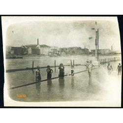   Fürdőzők a MOVE strandon, Margit-sziget, Duna, fürdőruha, háttérben az óbudai Rakpart, gőzmalom, helytörténet, 1910-es évek, Eredeti fotó, papírkép, szélei vágottak.  