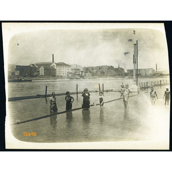 Fürdőzők a MOVE strandon, Margit-sziget, Duna, fürdőruha, háttérben az óbudai Rakpart, gőzmalom, helytörténet, 1910-es évek, Eredeti fotó, papírkép, szélei vágottak.  