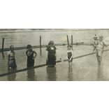 Fürdőzők a MOVE strandon, Margit-sziget, Duna, fürdőruha, háttérben az óbudai Rakpart, gőzmalom, helytörténet, 1910-es évek, Eredeti fotó, papírkép, szélei vágottak.  