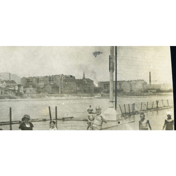 Fürdőzők a MOVE strandon, Margit-sziget, Duna, fürdőruha, háttérben az óbudai Rakpart, gőzmalom, helytörténet, 1910-es évek, Eredeti fotó, papírkép, szélei vágottak.  