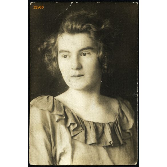 Kósa műterem, Szatmár, Erdély, elegáns hölgy portréja, 1920-as évek, Eredeti fotó, pecséttel jelzett papírkép, felül törésnyommal.   