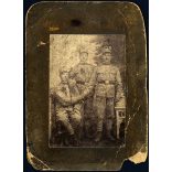 Ambrus Antal műterme, Brassó, Erdély, bevonuló (?) katonák egyenruhában, bokrétákkal, bajonettel, 1. világháború, 1910-es évek, Eredeti kabinetfotó, felülete kopott, sarkai sérültek, hiányosak.