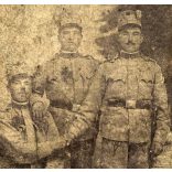Ambrus Antal műterme, Brassó, Erdély, bevonuló (?) katonák egyenruhában, bokrétákkal, bajonettel, 1. világháború, 1910-es évek, Eredeti kabinetfotó, felülete kopott, sarkai sérültek, hiányosak.