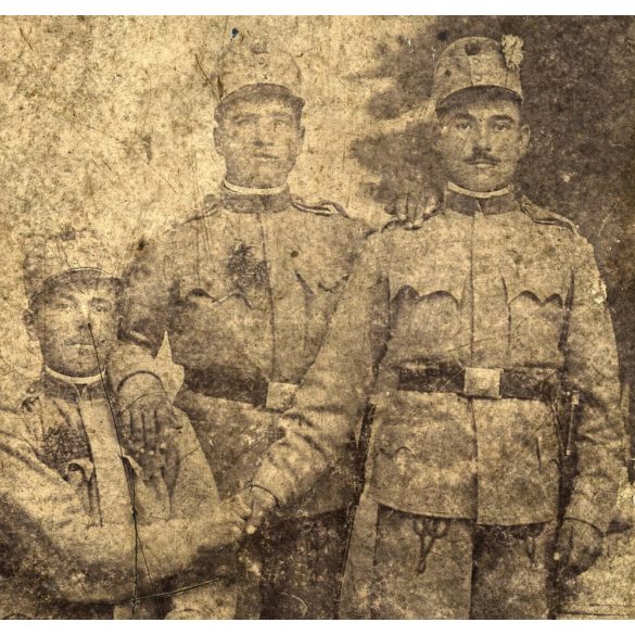 Ambrus Antal műterme, Brassó, Erdély, bevonuló (?) katonák egyenruhában, bokrétákkal, bajonettel, 1. világháború, 1910-es évek, Eredeti kabinetfotó, felülete kopott, sarkai sérültek, hiányosak.