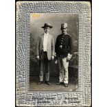 Helfgott műterem, Budapest, Városliget, 1910-es évek,két férfi portréja, katona, egyenruha, kalap, sétapálca, 1. világháború, Eredeti CDV, vizitkártya fotó gyönyörű hátlappal, rajta a Mester műterméne