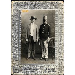   Helfgott műterem, Budapest, Városliget, 1910-es évek,két férfi portréja, katona, egyenruha, kalap, sétapálca, 1. világháború, Eredeti CDV, vizitkártya fotó gyönyörű hátlappal, rajta a Mester műterméne