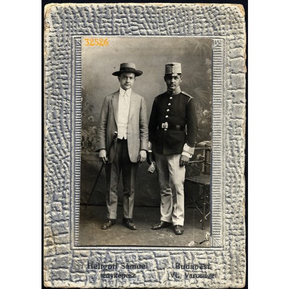 Helfgott műterem, Budapest, Városliget, 1910-es évek,két férfi portréja, katona, egyenruha, kalap, sétapálca, 1. világháború, Eredeti CDV, vizitkártya fotó gyönyörű hátlappal, rajta a Mester műterméne