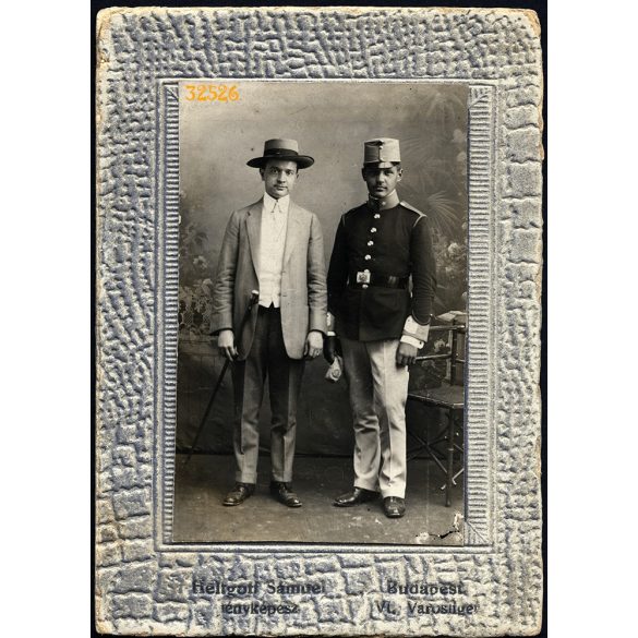 Helfgott műterem, Budapest, Városliget, 1910-es évek,két férfi portréja, katona, egyenruha, kalap, sétapálca, 1. világháború, Eredeti CDV, vizitkártya fotó gyönyörű hátlappal, rajta a Mester műterméne