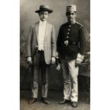 Helfgott műterem, Budapest, Városliget, 1910-es évek,két férfi portréja, katona, egyenruha, kalap, sétapálca, 1. világháború, Eredeti CDV, vizitkártya fotó gyönyörű hátlappal, rajta a Mester műterméne