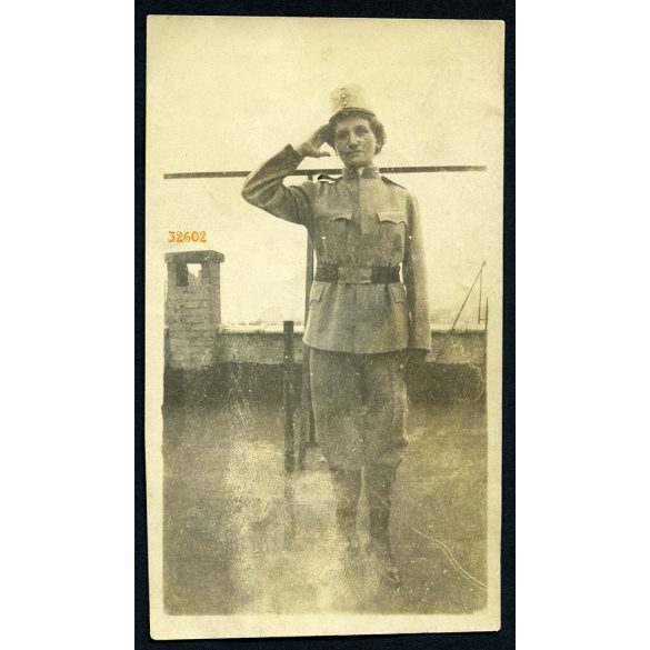 'ime Én is harczoltam a hazaért. Annus.' Nő katonai egyenruhában, 1. világháború, különös, 1910-es évek, Eredeti fotó, hátulján feliratozott papírkép.  