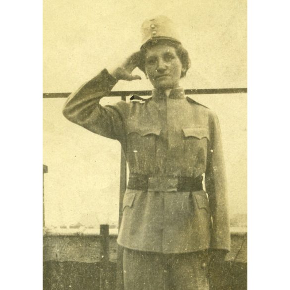 'ime Én is harczoltam a hazaért. Annus.' Nő katonai egyenruhában, 1. világháború, különös, 1910-es évek, Eredeti fotó, hátulján feliratozott papírkép.  