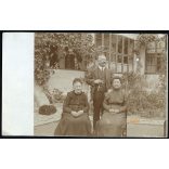 Zombor, Vajdaság, úri hölgyek pipázó úrral az udvaron, veranda, kutya, cvikker, óralánc, helytörténet, 1913, 1910-es évek, Eredeti fotó, papírkép, hátulján gyönyörű kézírással.  