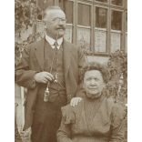 Zombor, Vajdaság, úri hölgyek pipázó úrral az udvaron, veranda, kutya, cvikker, óralánc, helytörténet, 1913, 1910-es évek, Eredeti fotó, papírkép, hátulján gyönyörű kézírással.  