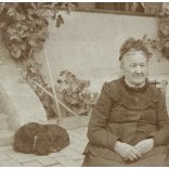 Zombor, Vajdaság, úri hölgyek pipázó úrral az udvaron, veranda, kutya, cvikker, óralánc, helytörténet, 1913, 1910-es évek, Eredeti fotó, papírkép, hátulján gyönyörű kézírással.  