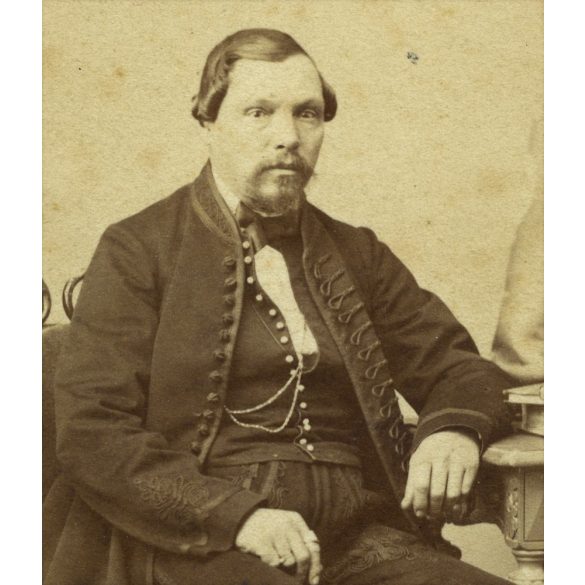 Canzi és Heller műterem, Pest, elegáns szakállas férfi magyaros ruhában, csizma, óralánc, 1860-as évek, Eredeti CDV, vizitkártya fotó, alja, sarkai vágottak.  