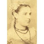 Divald műterem, Eperjes, Felvidék, elegáns hölgy nyaklánccal, ékszer,  1867, 1860-as évek, Eredeti CDV, vizitkártya fotó, sarkai vágottak, fakó, foltos.   