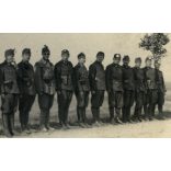 Felsorakozott katonatisztek őszirózsával, bevonulás (?), egyenruha, 2. világháború, 1940, 1940-es évek, Eredeti fotó, papírkép.   