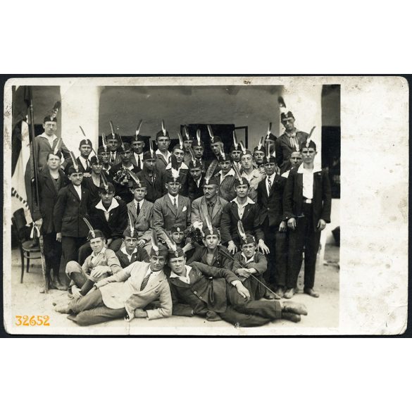 Leventék darutollas bocskai sapkában, zászlóval, virágokkal, 1930-as évek, Eredeti fotó, papírkép.   
