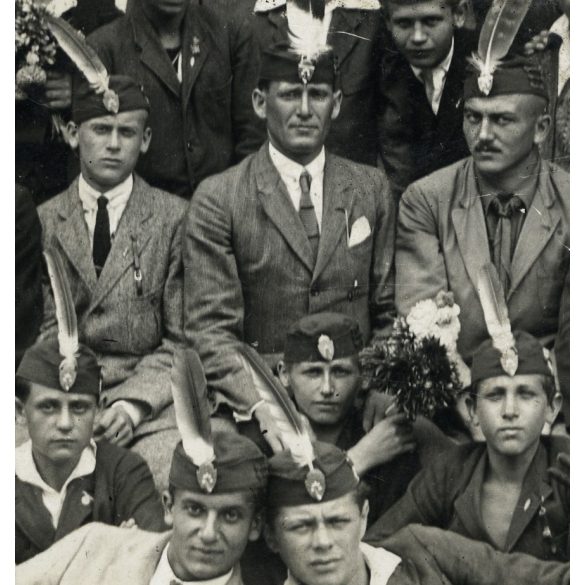 Leventék darutollas bocskai sapkában, zászlóval, virágokkal, 1930-as évek, Eredeti fotó, papírkép.   