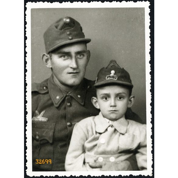 Magyar határvadász katona kisfiával, egyenruha, 2. világháború, 1940-es évek, Eredeti fotó, papírkép.   
