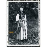 Csinos hölgy népviseletben. Inaktelke, Kalotaszeg, Erdély 1944 (?), helytörténet, 1940-es évek, Eredeti fotó, papírkép.  