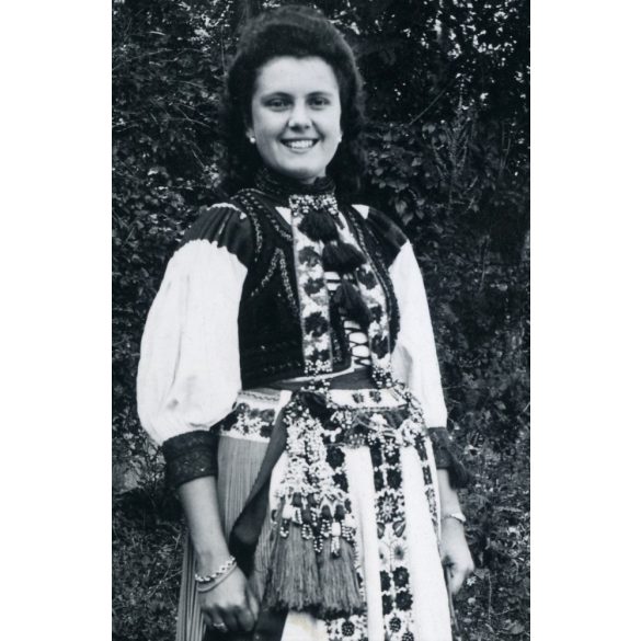 Csinos hölgy népviseletben. Inaktelke, Kalotaszeg, Erdély 1944 (?), helytörténet, 1940-es évek, Eredeti fotó, papírkép.  