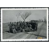Magyar katonák az országúton, Szovjetunió, egyenruha, a háttérben BOTOND katonai teherautók, 2. világháború,  1940-es évek, Eredeti fotó, papírkép, hátulján ragasztásnyom.   méret megközelítőleg (cent