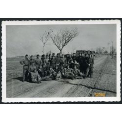   Magyar katonák az országúton, Szovjetunió, egyenruha, a háttérben BOTOND katonai teherautók, 2. világháború,  1940-es évek, Eredeti fotó, papírkép, hátulján ragasztásnyom.   méret megközelítőleg (cent