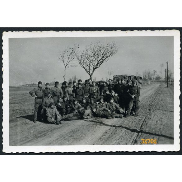 Magyar katonák az országúton, Szovjetunió, egyenruha, a háttérben BOTOND katonai teherautók, 2. világháború,  1940-es évek, Eredeti fotó, papírkép, hátulján ragasztásnyom.   méret megközelítőleg (cent