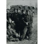 Magyar katonák az országúton, Szovjetunió, egyenruha, a háttérben BOTOND katonai teherautók, 2. világháború,  1940-es évek, Eredeti fotó, papírkép, hátulján ragasztásnyom.   méret megközelítőleg (cent