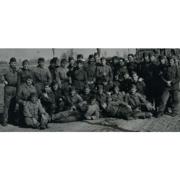 Magyar katonák az országúton, Szovjetunió, egyenruha, a háttérben BOTOND katonai teherautók, 2. világháború,  1940-es évek, Eredeti fotó, papírkép, hátulján ragasztásnyom.   méret megközelítőleg (cent