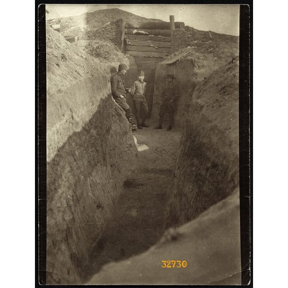 'Tartalékban is már csak így lehet meglenni', Magyar katonák a lövészárokban, egyenruha, cigaretta, 1. világháború, történelem, 1910-es évek, Eredeti fotó, hátulján feliratozott papírkép.  