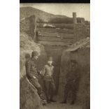 'Tartalékban is már csak így lehet meglenni', Magyar katonák a lövészárokban, egyenruha, cigaretta, 1. világháború, történelem, 1910-es évek, Eredeti fotó, hátulján feliratozott papírkép.  