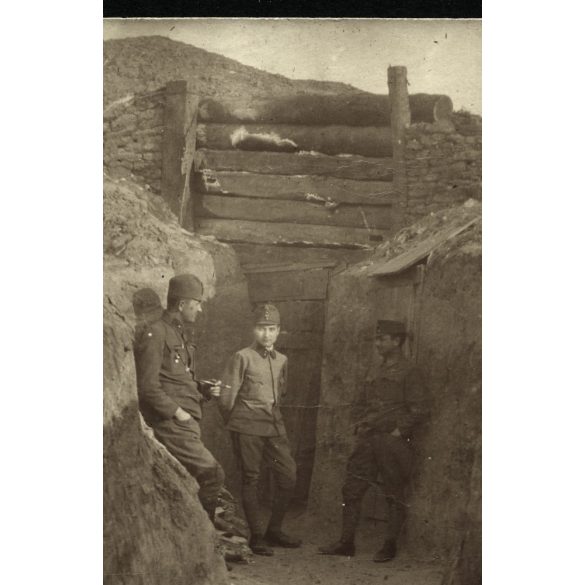 'Tartalékban is már csak így lehet meglenni', Magyar katonák a lövészárokban, egyenruha, cigaretta, 1. világháború, történelem, 1910-es évek, Eredeti fotó, hátulján feliratozott papírkép.  