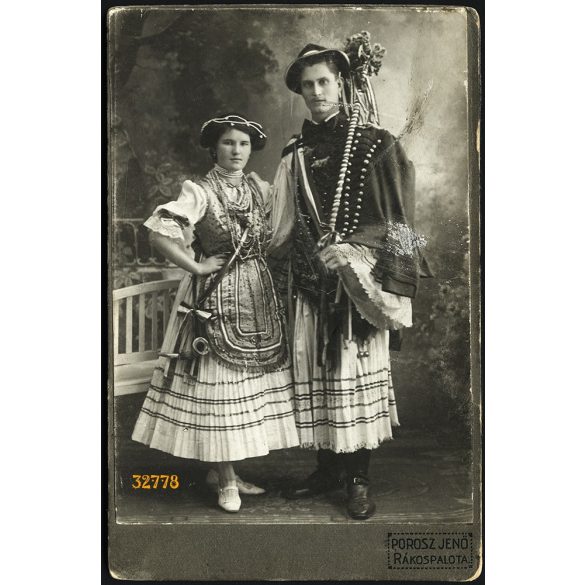 Porosz Jenő műterme, Rákospalota (Budapest), fiatal pár népviseletben, helytörténet , 1910-es évek, Eredeti kabinetfotó, felületén kopásnyomokkal.  