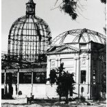 Nagyobb méret, Szendrő István fotóművészeti alkotása, Budapest, Városliget, a lebombázott Iparcsarnok épületének romjai, 2. világháború, Zugló, város, helytörténet, 1945, 1940-es évek. Eredeti, pecsét