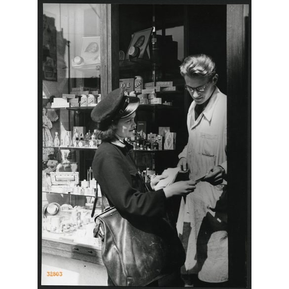 Nagyobb méret, Szendrő István fotóművészeti alkotása, Budapest, postáskisasszony és eladó egy illatszerbolt kirakatában, Újlipótváros, üzlet, város, helytörténet, egyenruha, 1930-as évek. Eredeti, pec